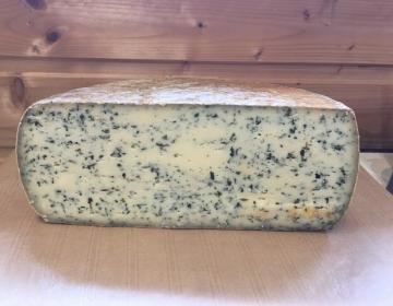 Tomme au lait de vache à l'ail des ours (la part d'environ 200g)