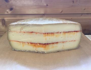 Tomme au lait de vache au piment d'Espelette (la part d'environ 200g)