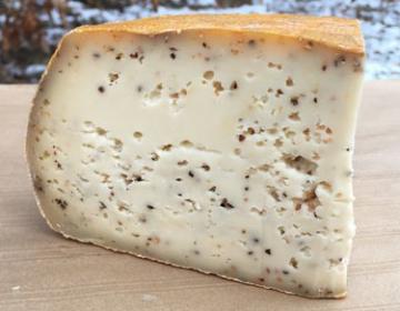 Tomme au lait de vache aux poivres (la part d'environ 200g)