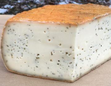 Tomme au lait de vache sarriette et romarin (la part d'environ 200g)