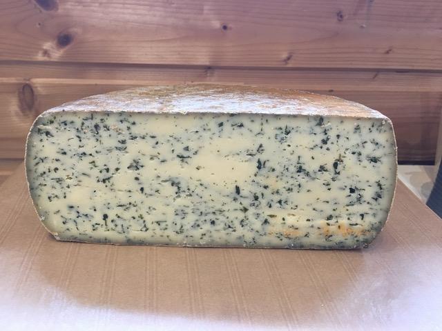 Tomme au lait de vache à l'ail des ours (la part d'environ 200g)