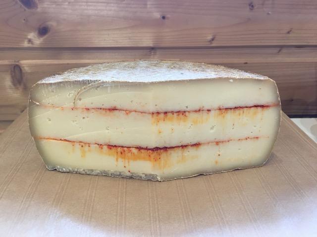 Tomme au lait de vache au piment d'Espelette (la part d'environ 200g)