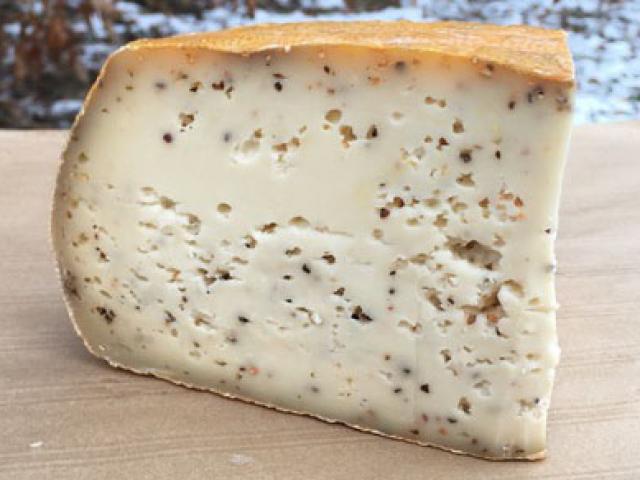 Tomme au lait de vache aux poivres (la part d'environ 200g)