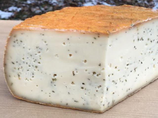 Tomme au lait de vache sarriette et romarin (la part d'environ 200g)